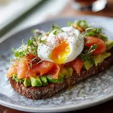 Tartine à l'avocat, saumon fumé et œuf poché préparée au restaurant gastronomique ESENGO à Brazzaville